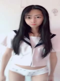 年轻女主播已一件件的脱掉衣服